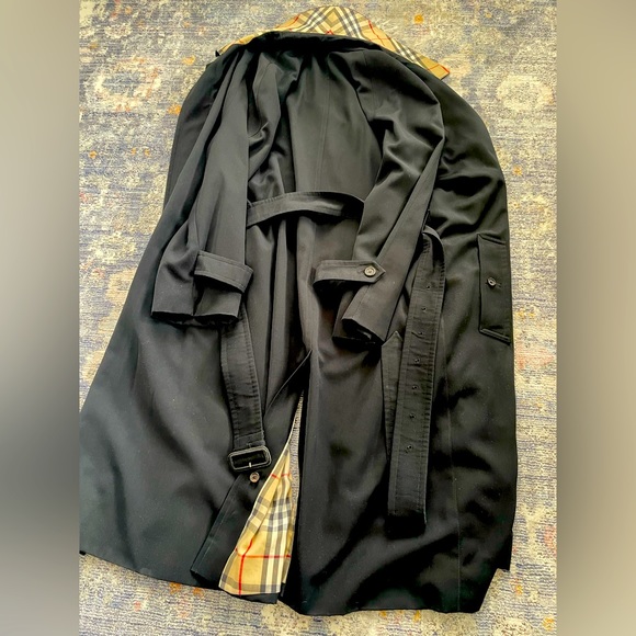 Stylish Burberry long trench coat with removable liner. - Picture 10 of 16